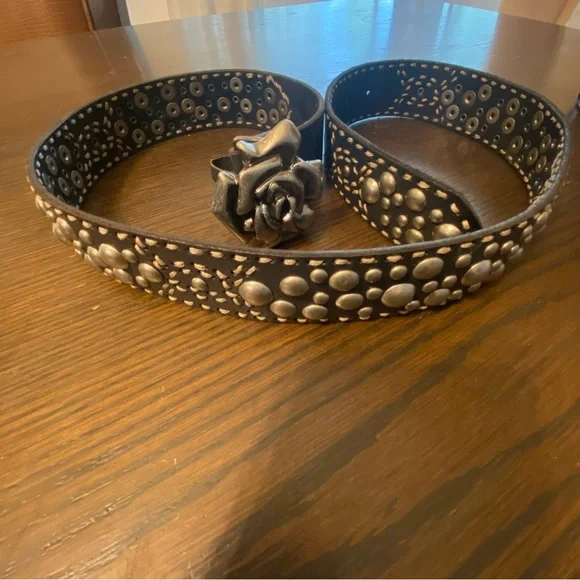 Y2K RARE Betsey Johnson Black & Silver Studded Rose Leather Belt Size Medium - Picture 3 of 8